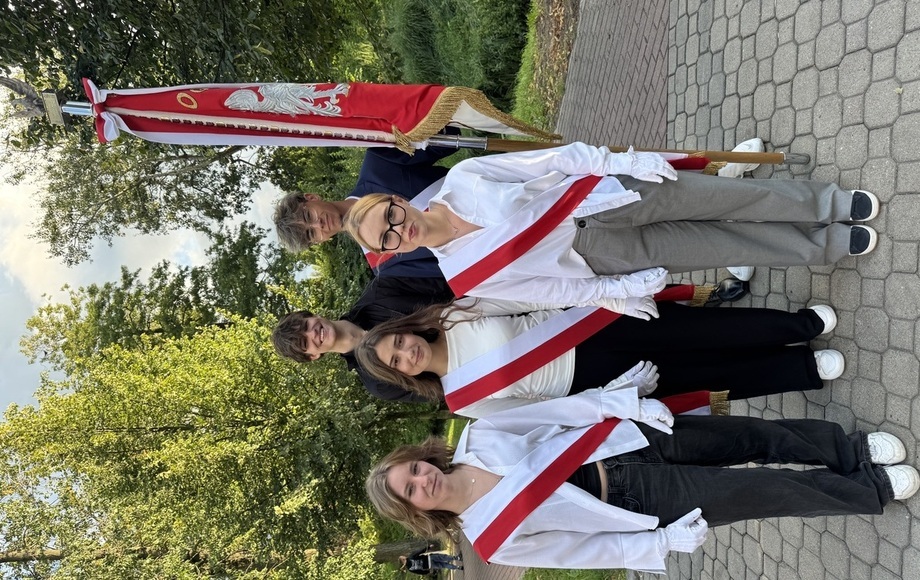 Uczniowie reprezentowali szkołę podczas gminnych obchodów 87. rocznicy wybuchu II wojny światowej